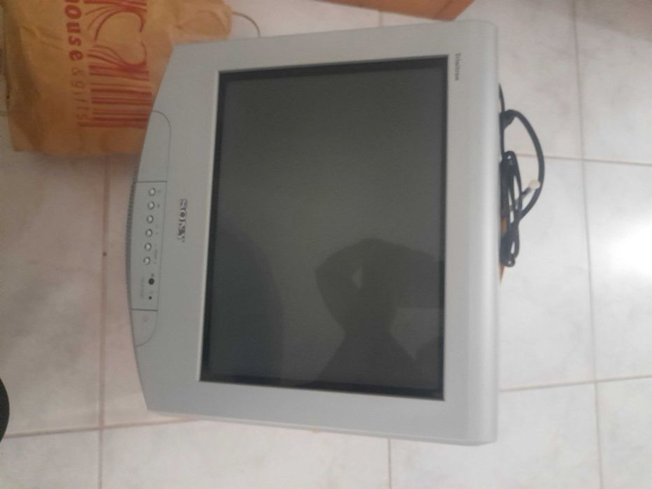 Tv clássica sony com comando