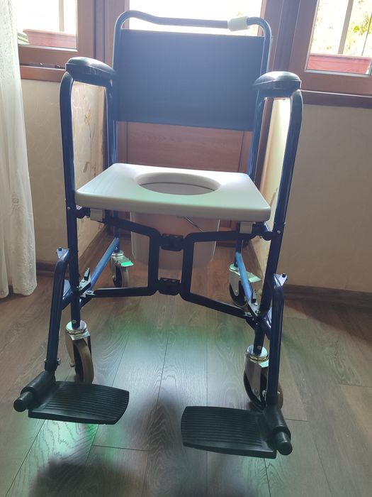 Продам  санитарное / инвалидное кресло.