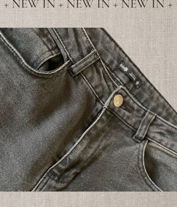 Damskie dżinsy i sweter.