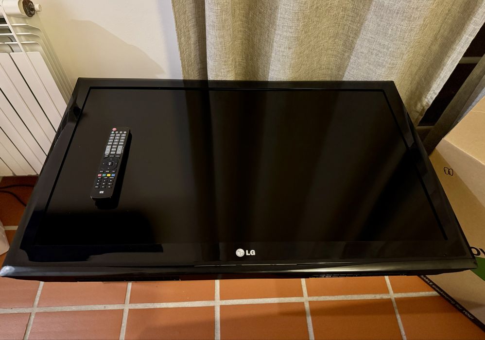 Tv LG 40 polegadas com suporte de parede (e de pé) incluído