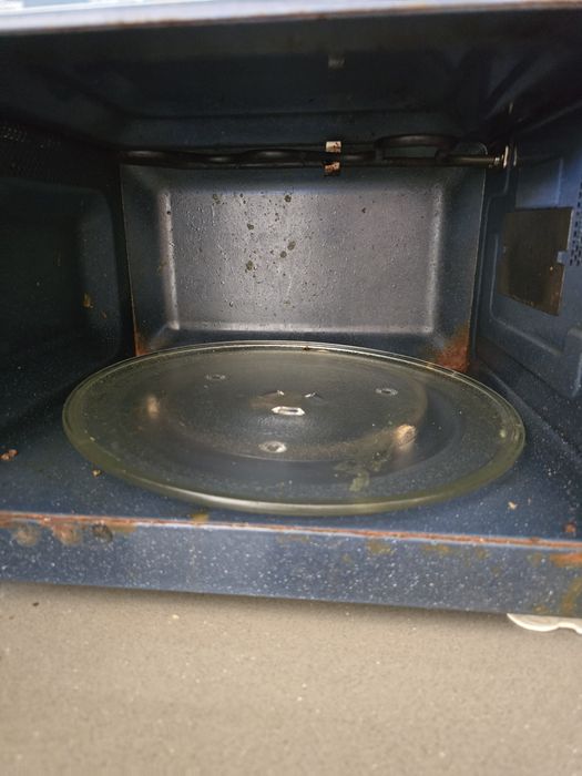 Micro-ondas Samsung – usado (com sinais de desgaste)