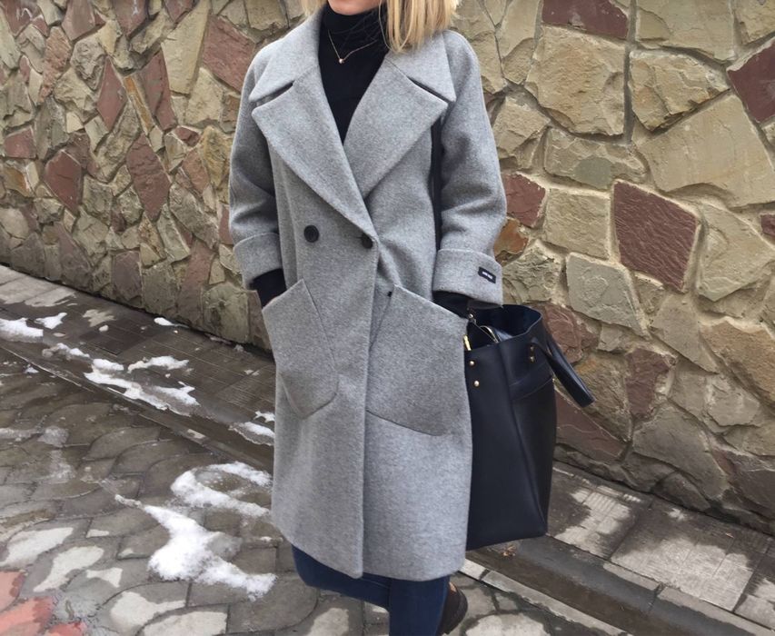 Стильне сіре пальто