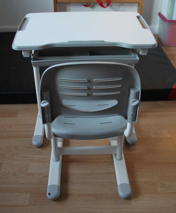 Regulowane biurko z krzesełkiem dla dziecka