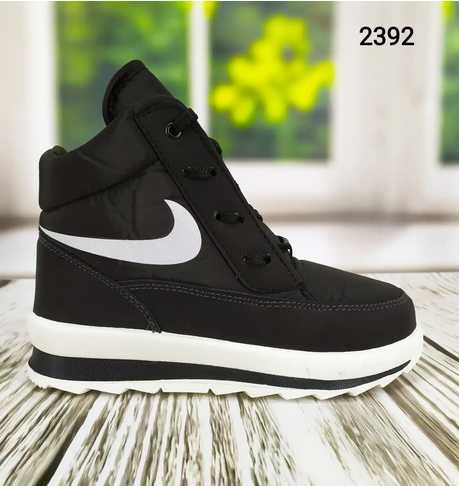 Теплі, легкі та зручні спортивні черевики-дутики