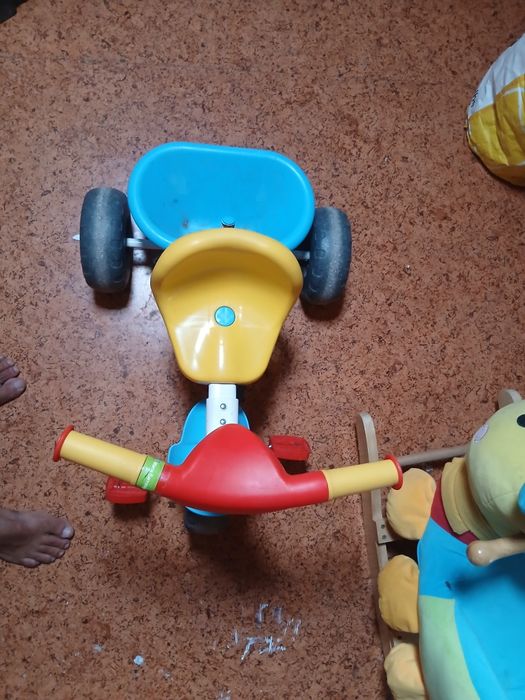 Brinquedos criança, triciclo, minhoca, carrinho.