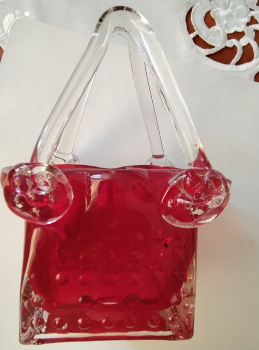 Czerwono-rubinowe szkło artystyczne