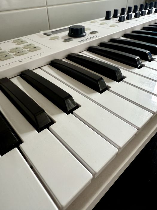 Teclado MIDI Arturia KeyLab Essential 61 – Excelente Estado
