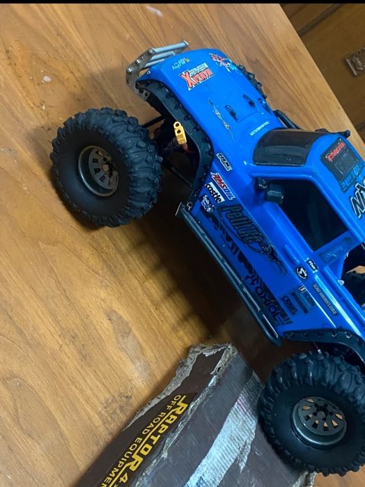 Scale crawler rc com eixos axial scx10 2