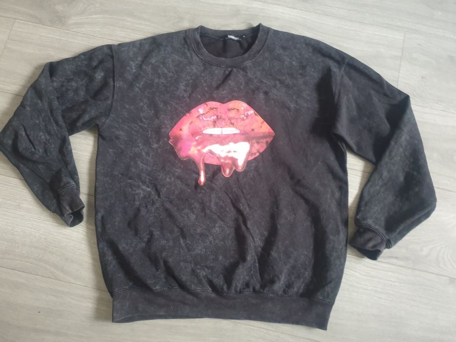 Bluza boohoo z nadrukiem M czarna usta czerwone
