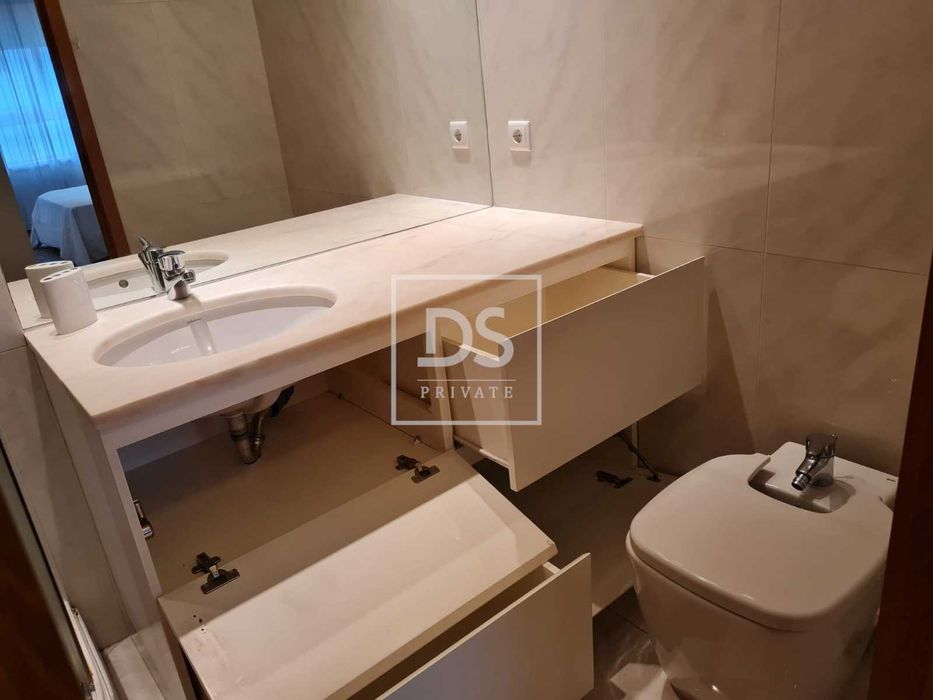 arrendar t3 com 3 casas de banho completas.