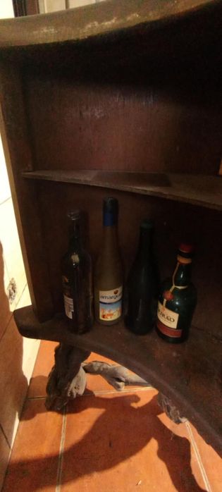 Bar de madeira e banco