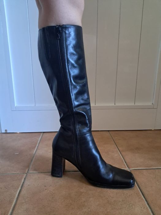 Botas  cano alto com salto. Em pele