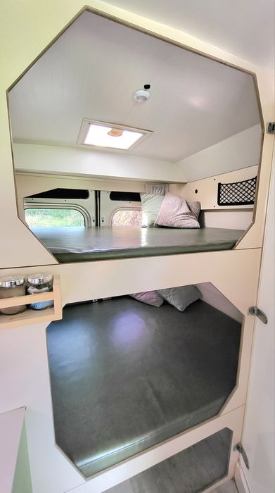 Aluga-se autocaravana para férias

Características:
• Dormida para 4 p