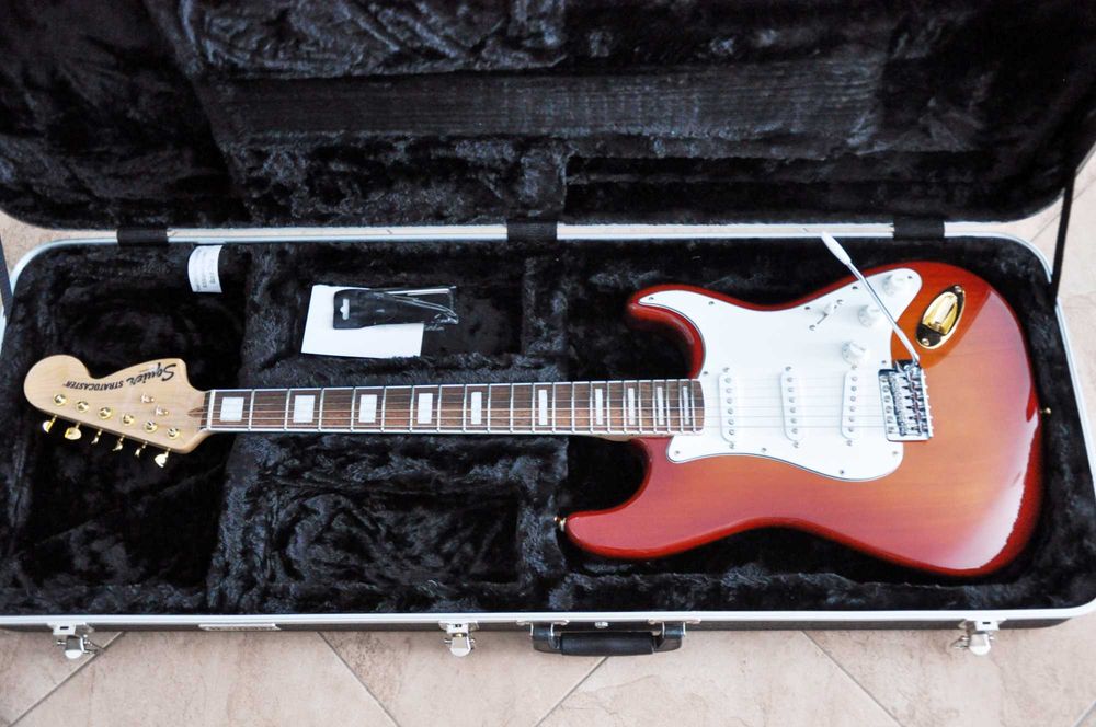 Fender Squier 40th Anniversary Strat SSB Limited Edition.