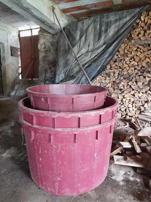 Cubas metálicas e dornas de plástico