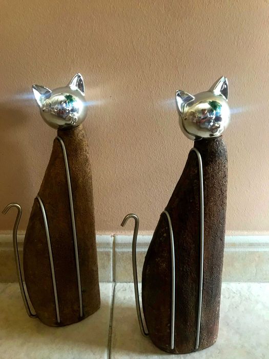 Gatos em barro poroso a imitar madeira.