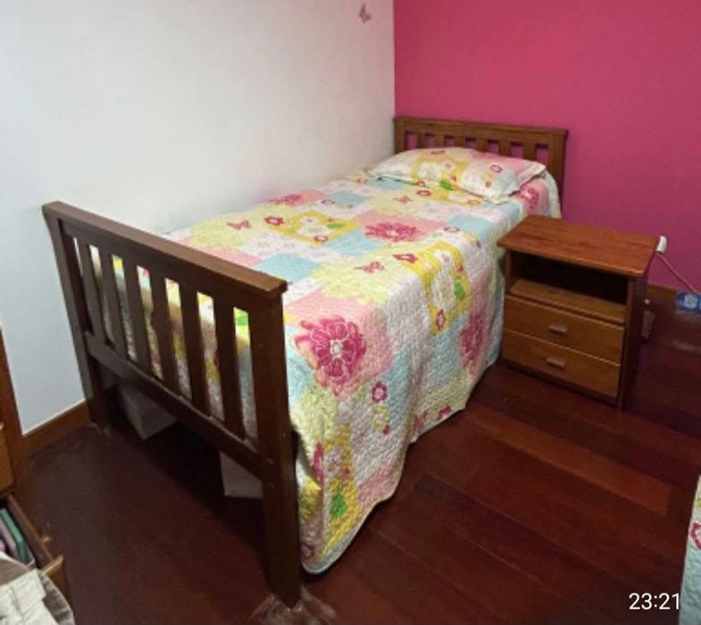 Cama + colchão e mesa de cabeceira para venda