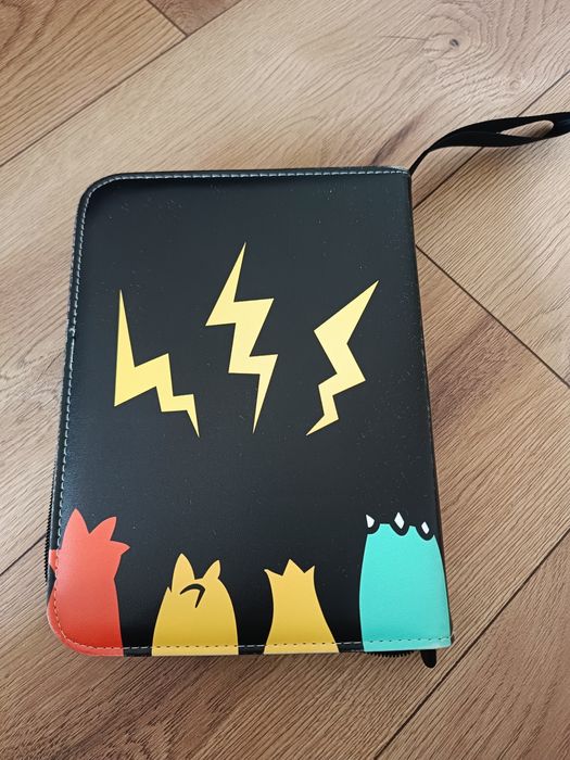 Album z kartami Pokemon.