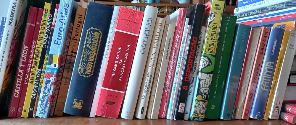 Livros antigos novos e usados