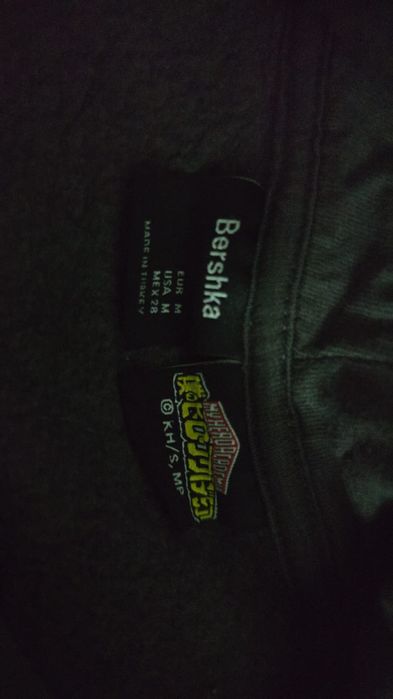 Várias peças de roupa em bom estado