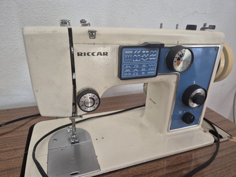 Máquina de costura Riccar com móvel