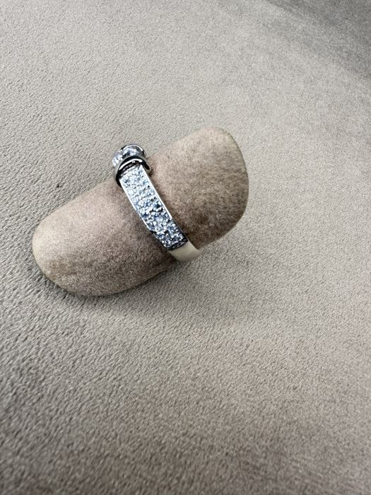 Anel em ouro branco com zirconeas. 19,2 quilates