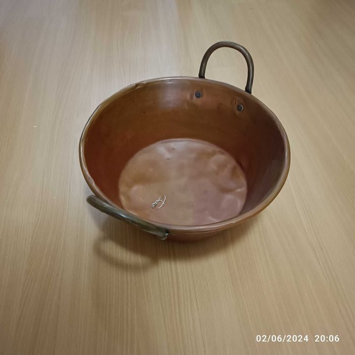 Tacho em cobre com mais de quatro décadas