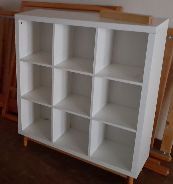 Móvel estante com prateleiras