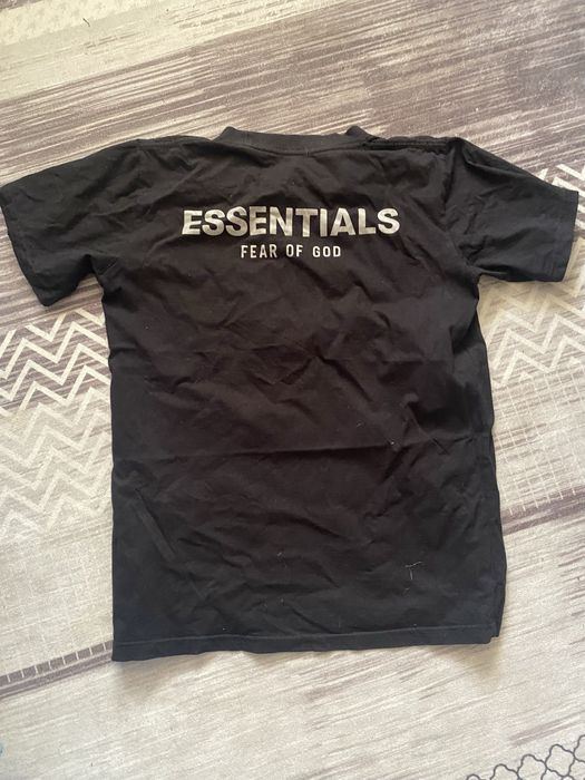 продам футболку essentials