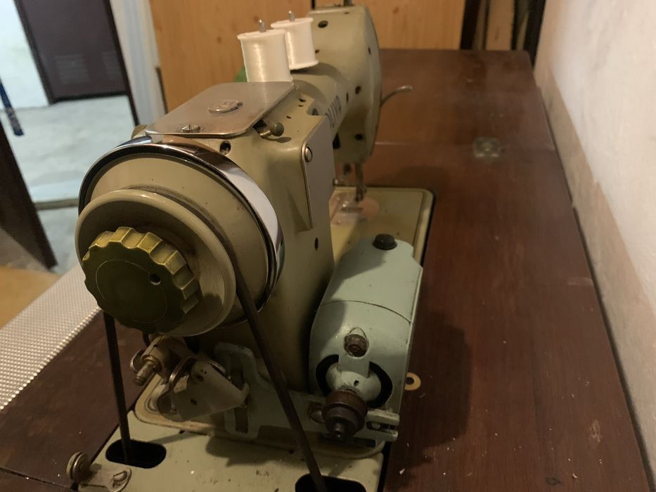 Maquina de Costura Oliva c/ movel