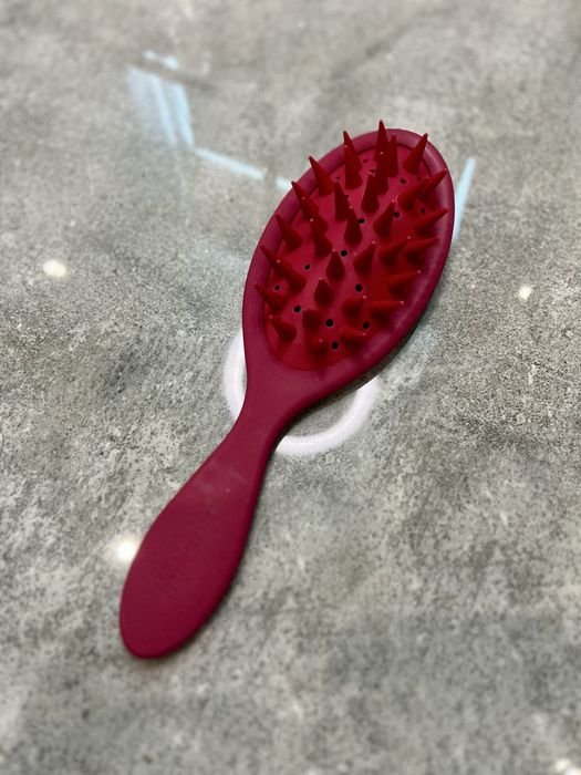 Szczotka do wcierki silikonowa bordowa z rączką