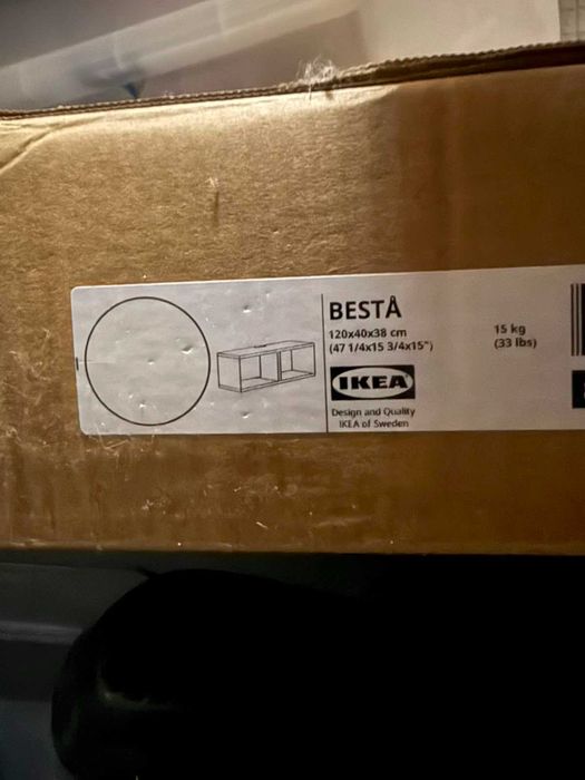Móvel TV de arrumação Besta da IKEA, em cor branca, com dimensões de 120x40x38 cm