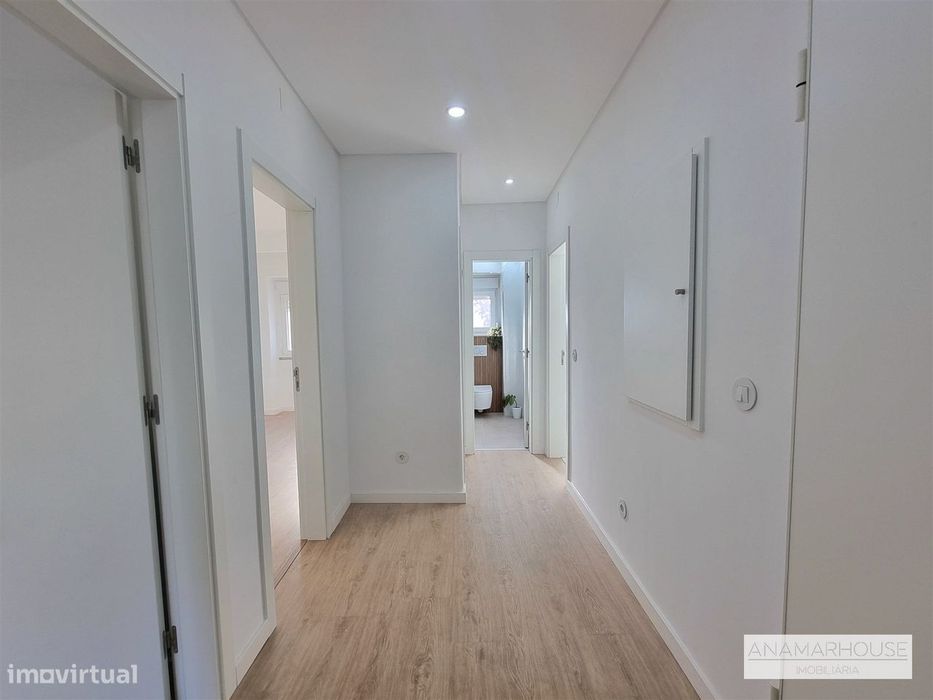 T2 totalmente remodelado com duas varandas num 1 andar, no centro da V