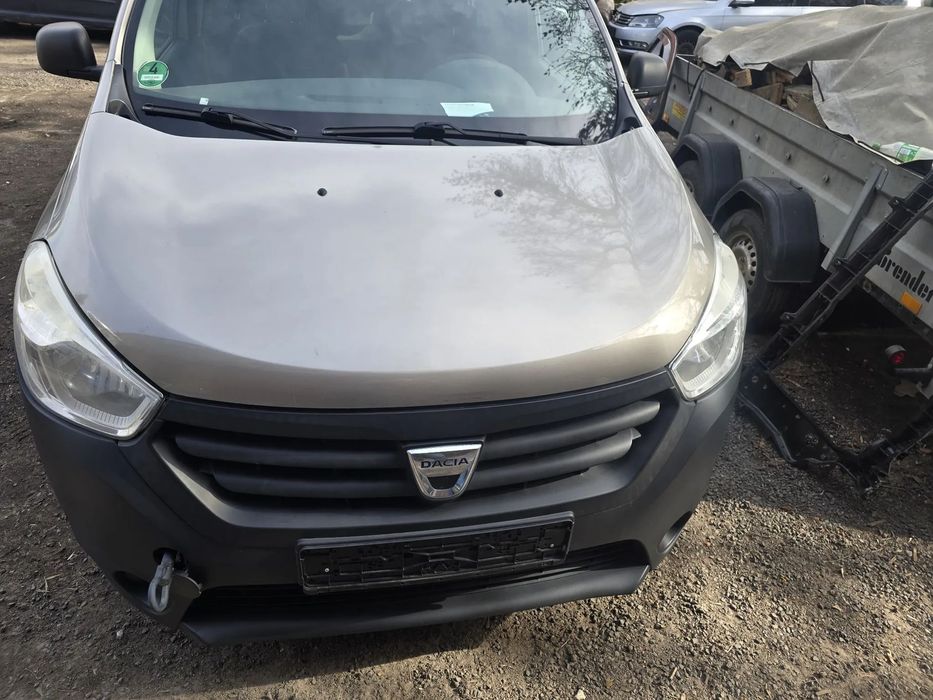 Kompletny  przód  Dacia  dokker w kolorze TEHNK