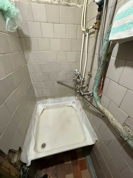 В продаже комната в коммуне. Выделена блоком.