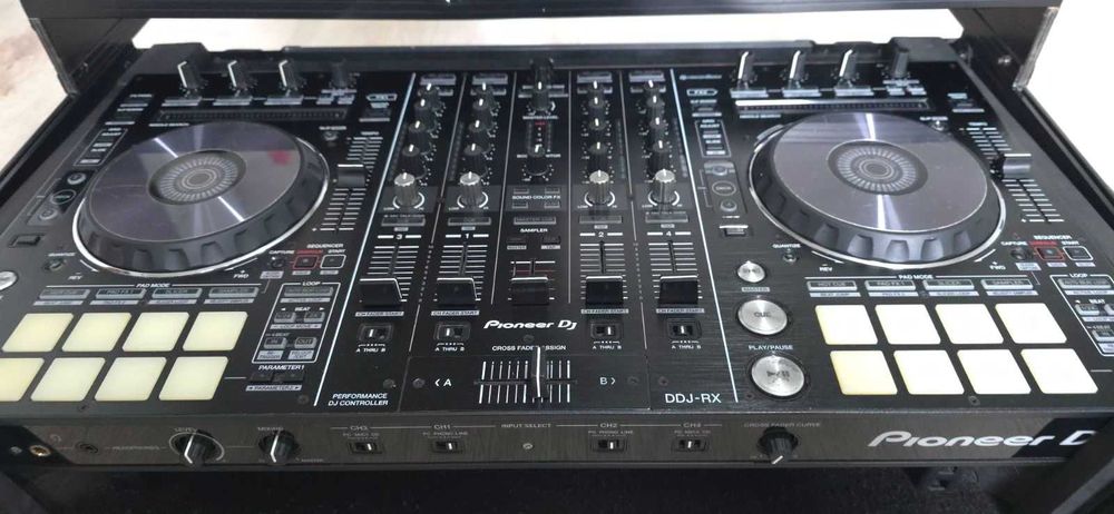 Pioneer DDJ RX + case +mikrofon
