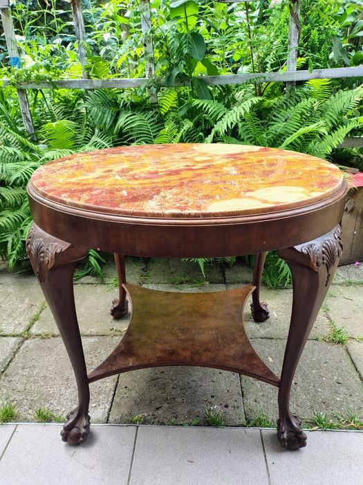 Stary stolik na łapach