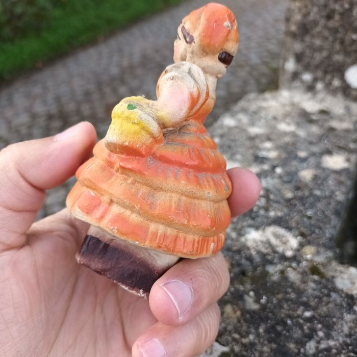 Boneca bibelot em faiança antiga