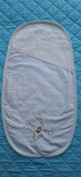 Naperão com bordado e renda em crochê, cor Beje