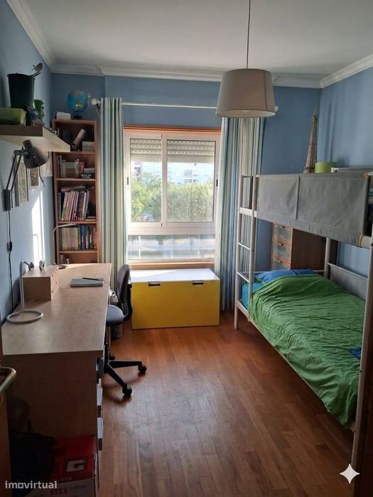 Apartamento T3 com varanda em Carcavelos