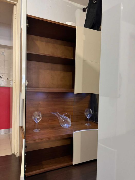 Vitrine Nogueira + Lacado alto brilho com eletrificação (Em exposição)