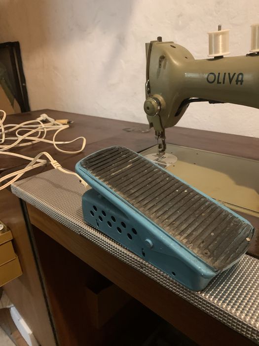 Maquina de Costura Oliva c/ movel
