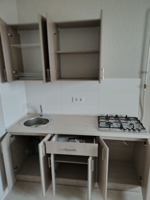 Продам кухню з мийкою і газовою поверхнею