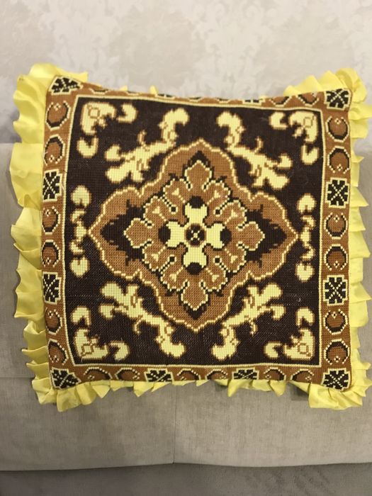 Наволочки вишиті хрестиком на диванні подушки
