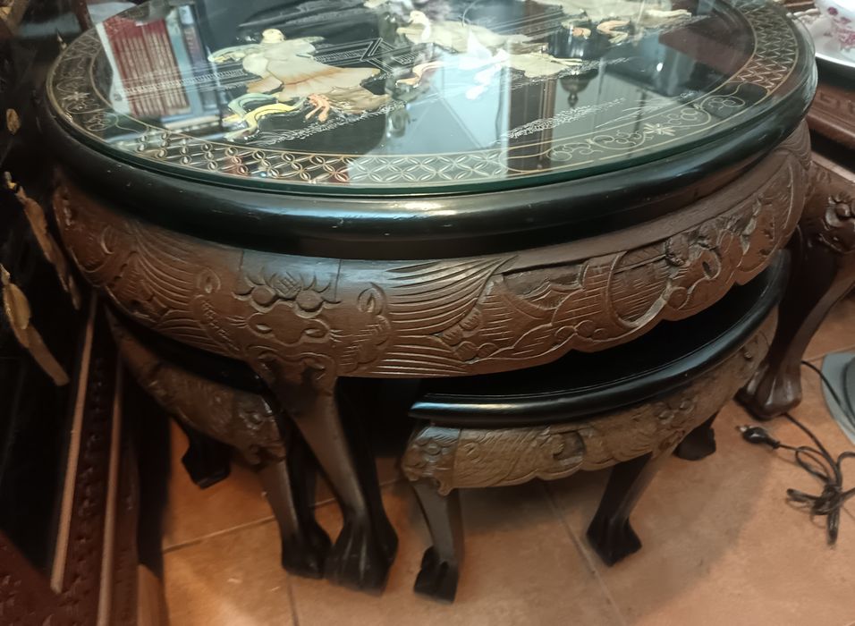 Mesa madrepérola com 4 bancos