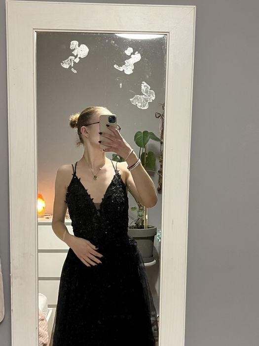 Czarna sukienka na studniówkę