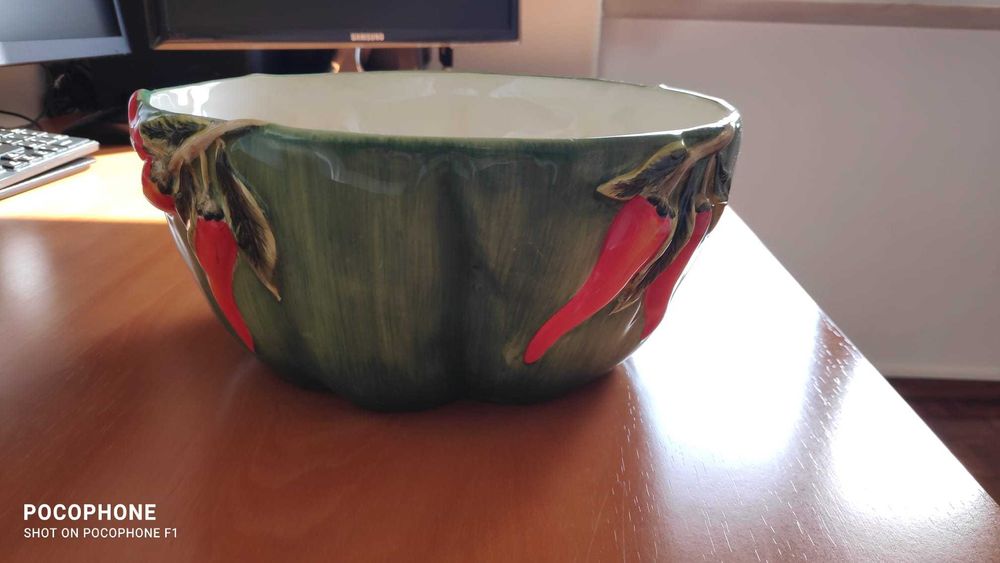 Saladeira decorativa verde e vermelha