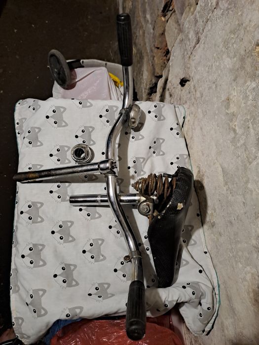 Kierownica z manetką hamulca + siodełko PRl + dwa kółka boczne