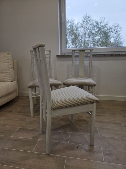 Trzy krzesła do kuchni