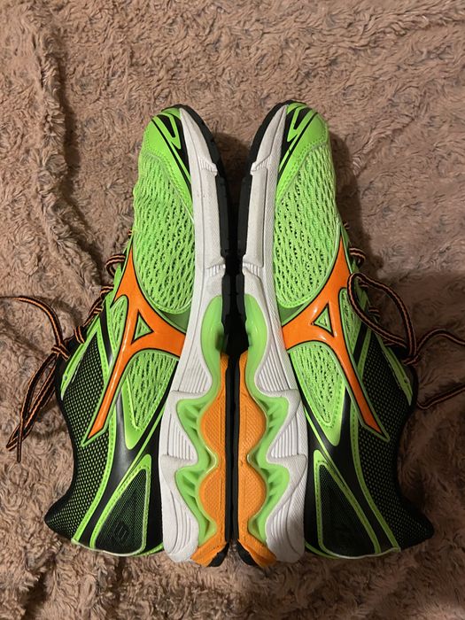 Продаю беговые кроссовки Mizuno
